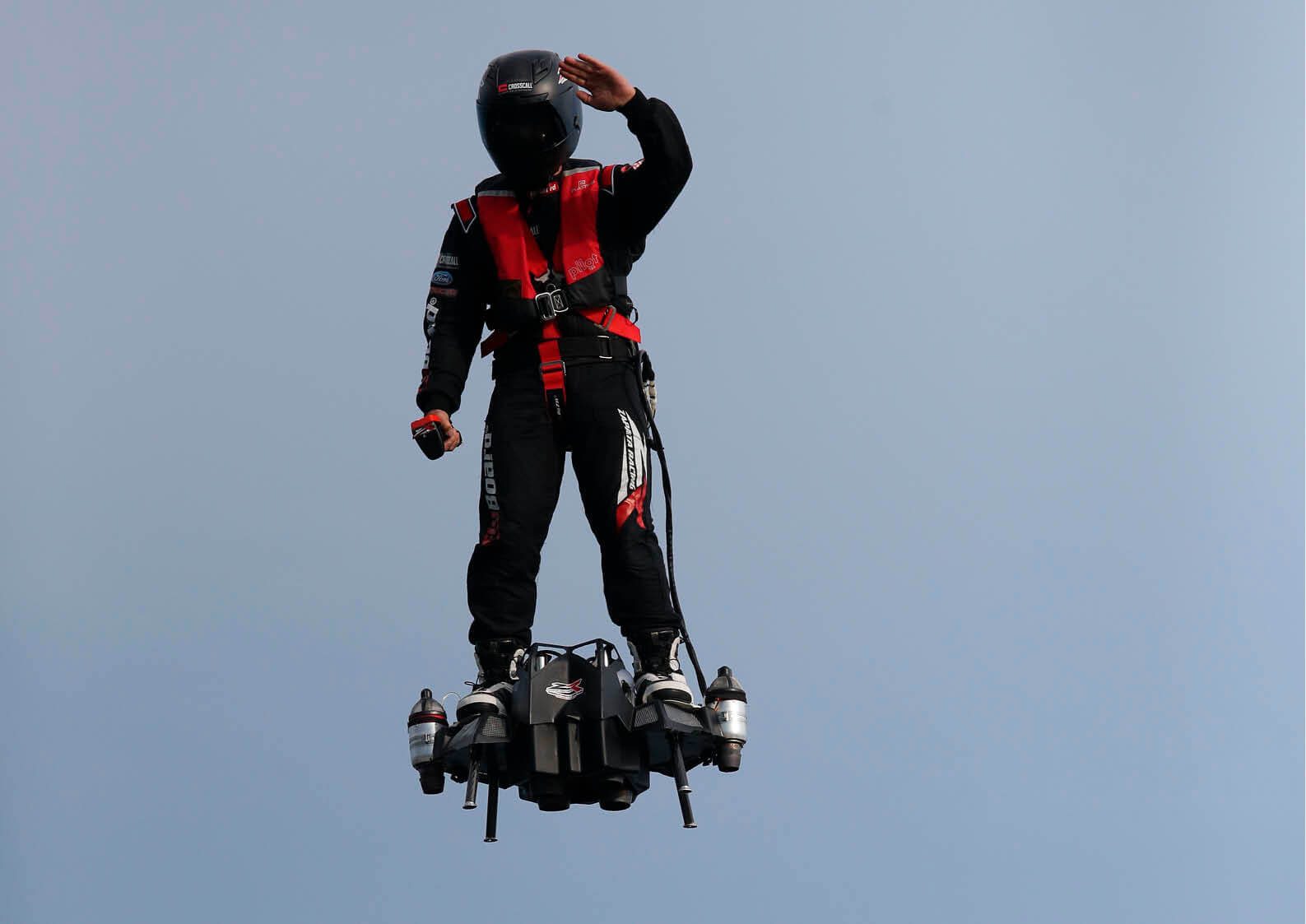 空飛ぶスーツこと ジェットスーツ のニュースを見た フライボードエア 最高速は0km H 生身の人間が空を飛べる夢の装置 水上バイク ジェットスキー ワールドジェットスポーツマガジン