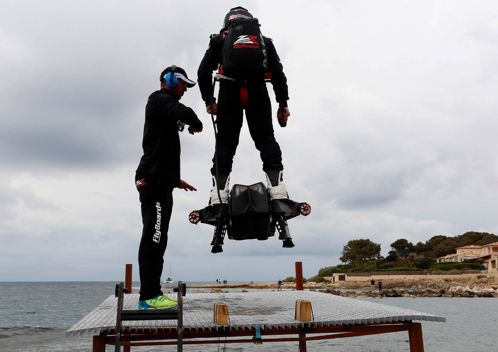 空飛ぶスーツこと ジェットスーツ のニュースを見た フライボードエア 最高速は0km H 生身の人間が空を飛べる夢の装置 水上バイク ジェットスキー ワールドジェットスポーツマガジン