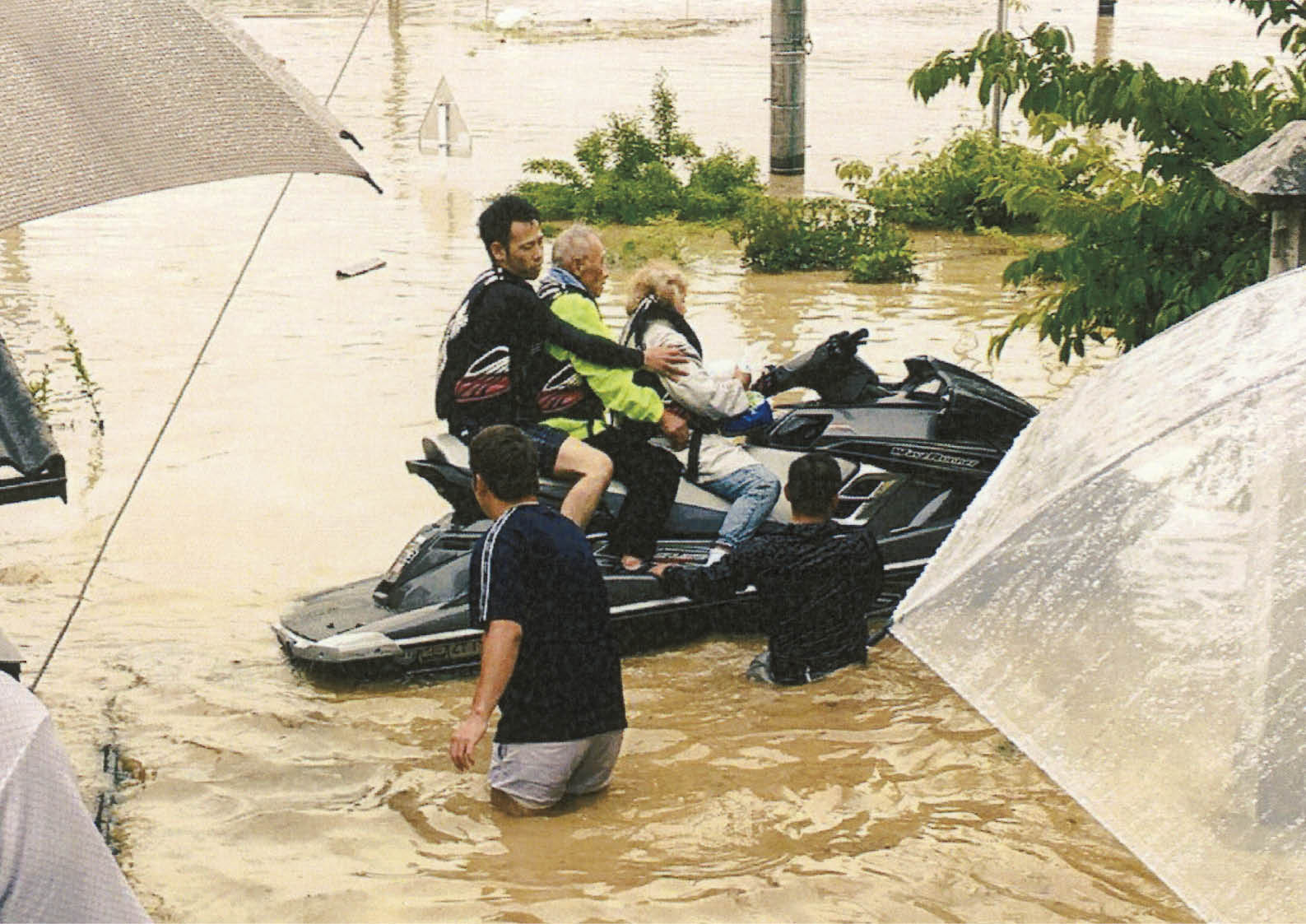 覚えていますか マスコミに大きく報道された 水上バイクで来たヒーロー 15時間かけ1人を救う というニュースを 水上バイクは 水辺のヒーロー になる乗り物です だから悪質ユーザーなどいなくていい 水上バイク ジェットスキー ワールドジェットスポーツ
